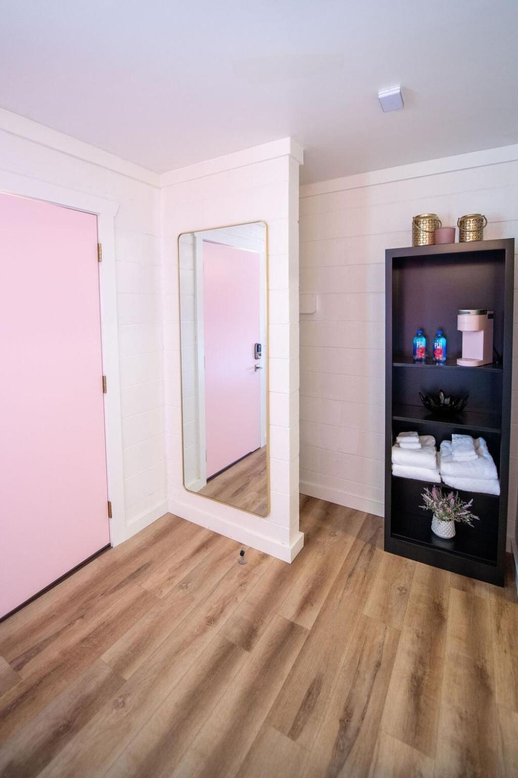 Pretty N Pink Room #5 At The Groovy Nomad Motel Trenton Zewnętrze zdjęcie